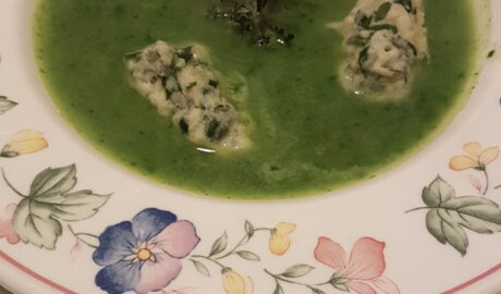 Teller mit Kräutersuppe