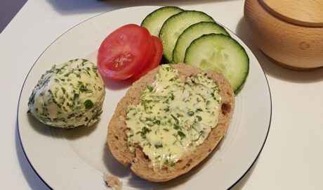 Semmeln mit selbstgemachter Kräuterbutter