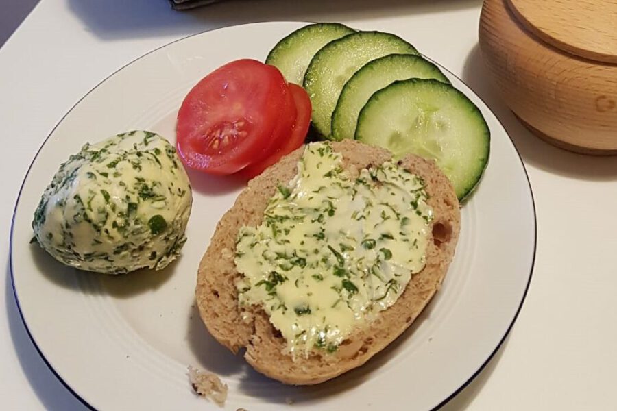 Semmel mit Kräuterbutter schmecken lassen.