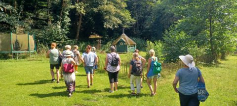 Interessierte Teilnehmerinnen im Garten der Mühle Braun