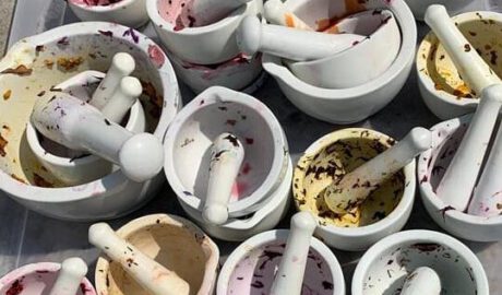 Mörser mit bunten Farben