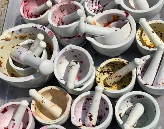 Mörser mit bunten Farben