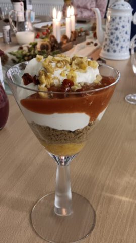 Schichtdessert mit Hagebutte und Walnüssen